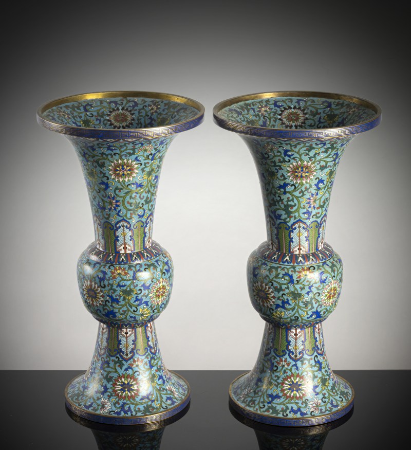 A pair of 'gu'-shaped cloisonné-enamelled lotus vases - 图3