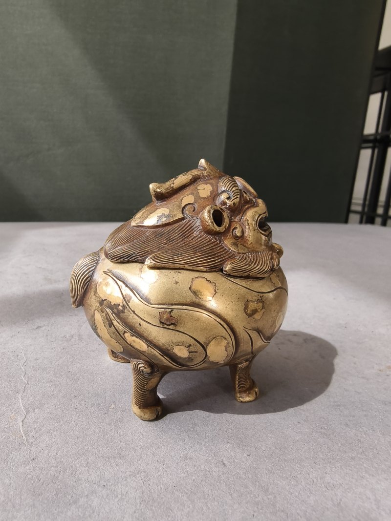 A small gold-splashed bronze censer in the shape of a Luduan - 图11