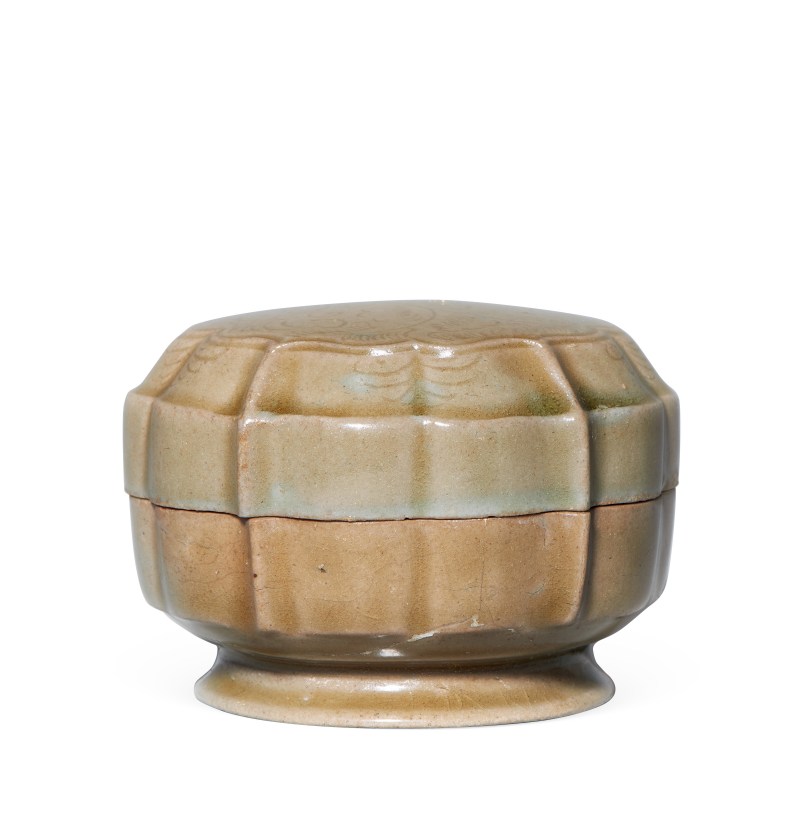 明代 青釉棱形刻花盖盒 - 图2