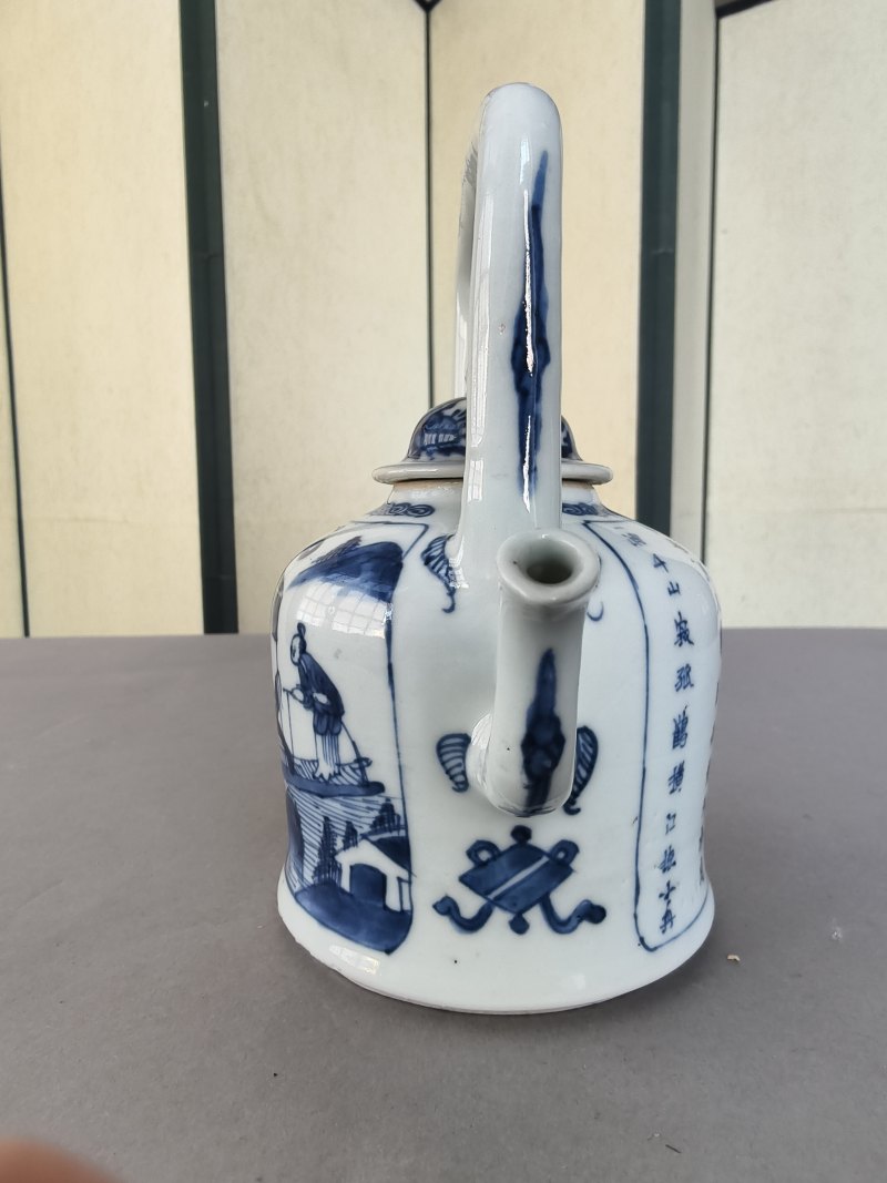 Underglaze blue teapot and cover with a bow handle with figure decoration in a boat and poem inscription - 图17