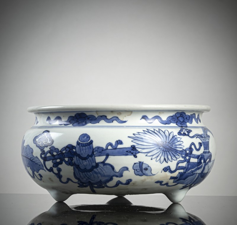 A BLUE AND WHITE BOMBÉ TRIPOD CENSER - 图2