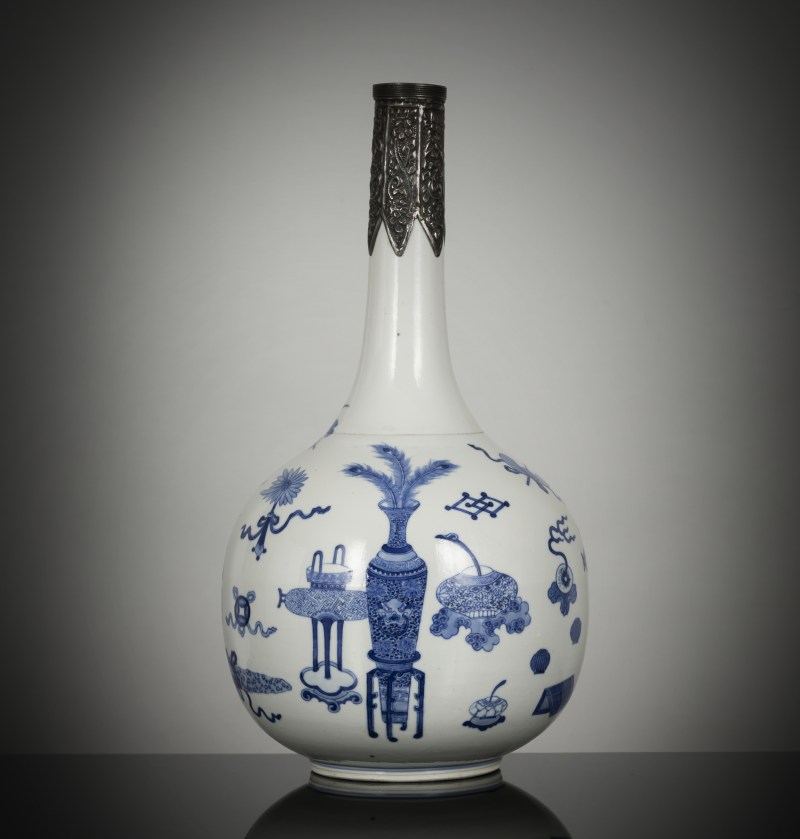 A fine underglaze blue porcelain bottle vase with decoration of antiques and flower vases with silver mounting - 图2