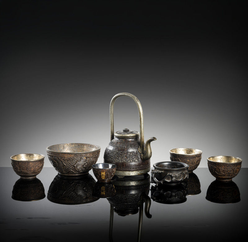 Four wine cups, a bowl and a jug made of coconut or wood and pewter - 图2