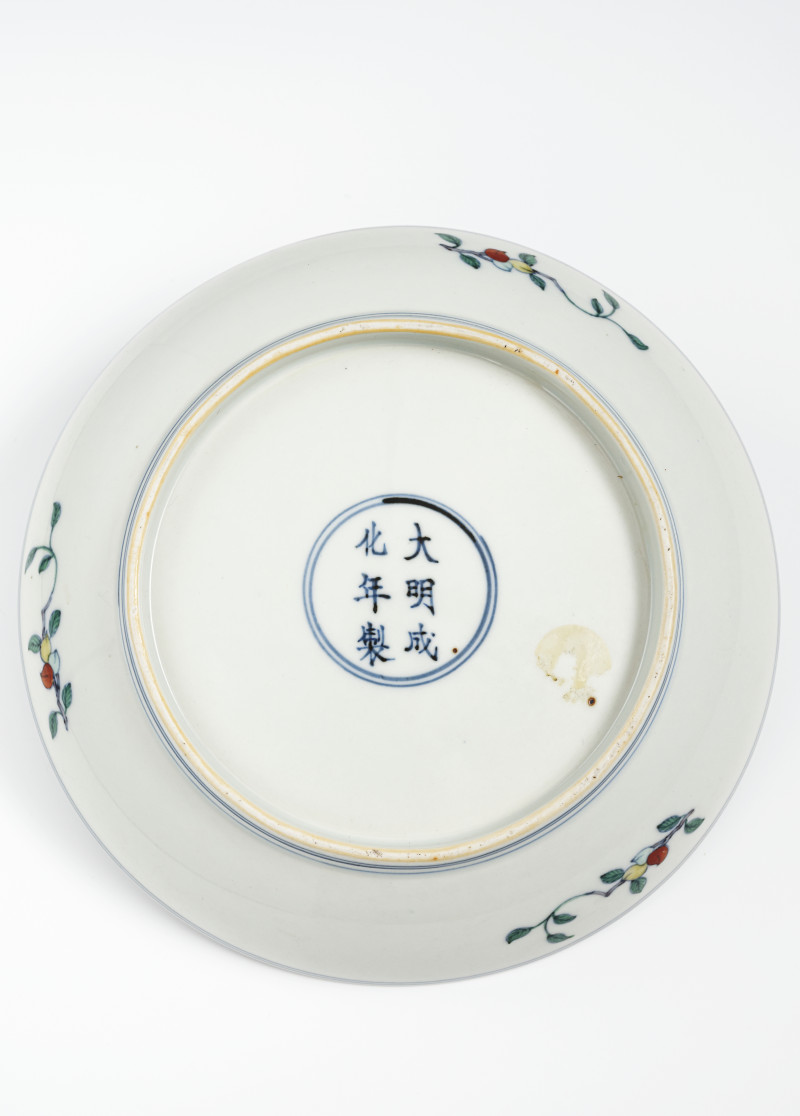 A 'Doucai' plate with flower and leaf decoration - 图3