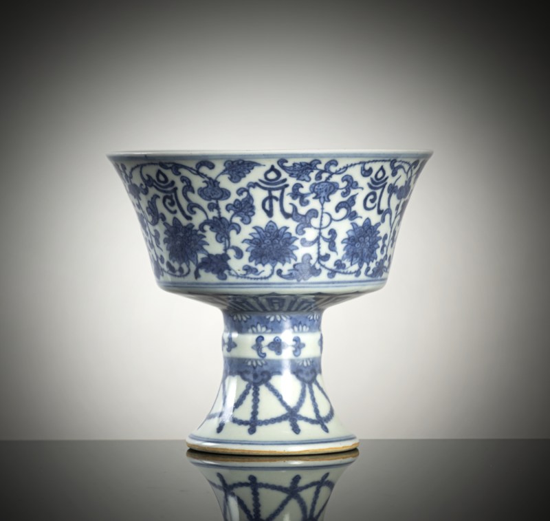 A blue and white lotus and lanca porcelain stemcup - 图2