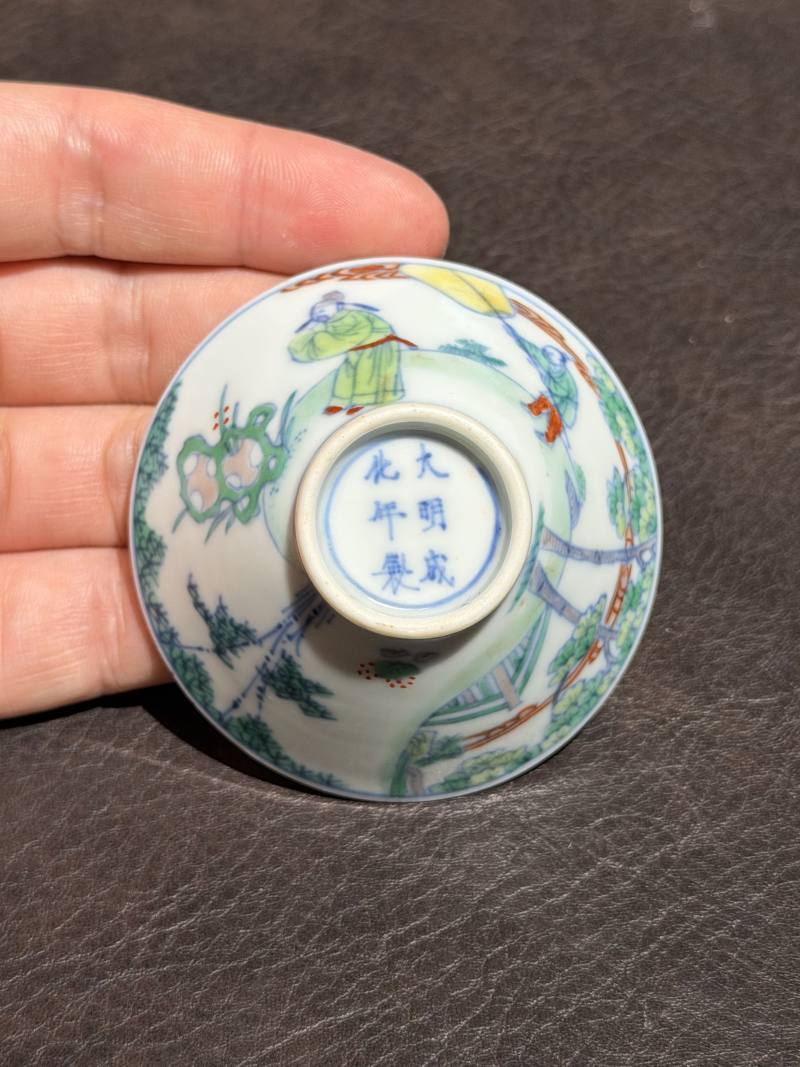 清雍正 斗彩米芾拜石图斗笠杯 - 图12