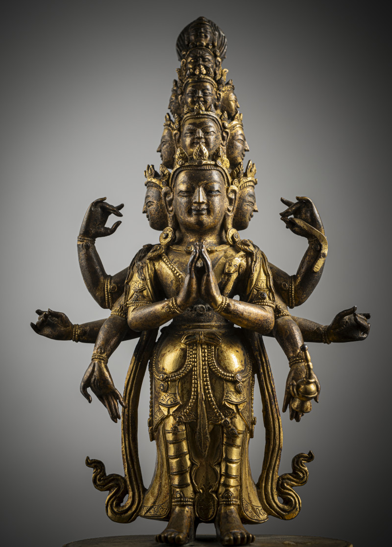 A GILT-BRONZE FIGURE OF EKADASHALOKESHVARA - 图4