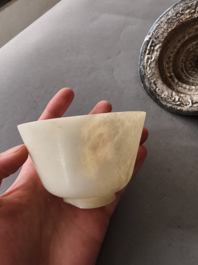 A jade bowl with stand and cover in silver with animals and floral motifs in relief - 图6
