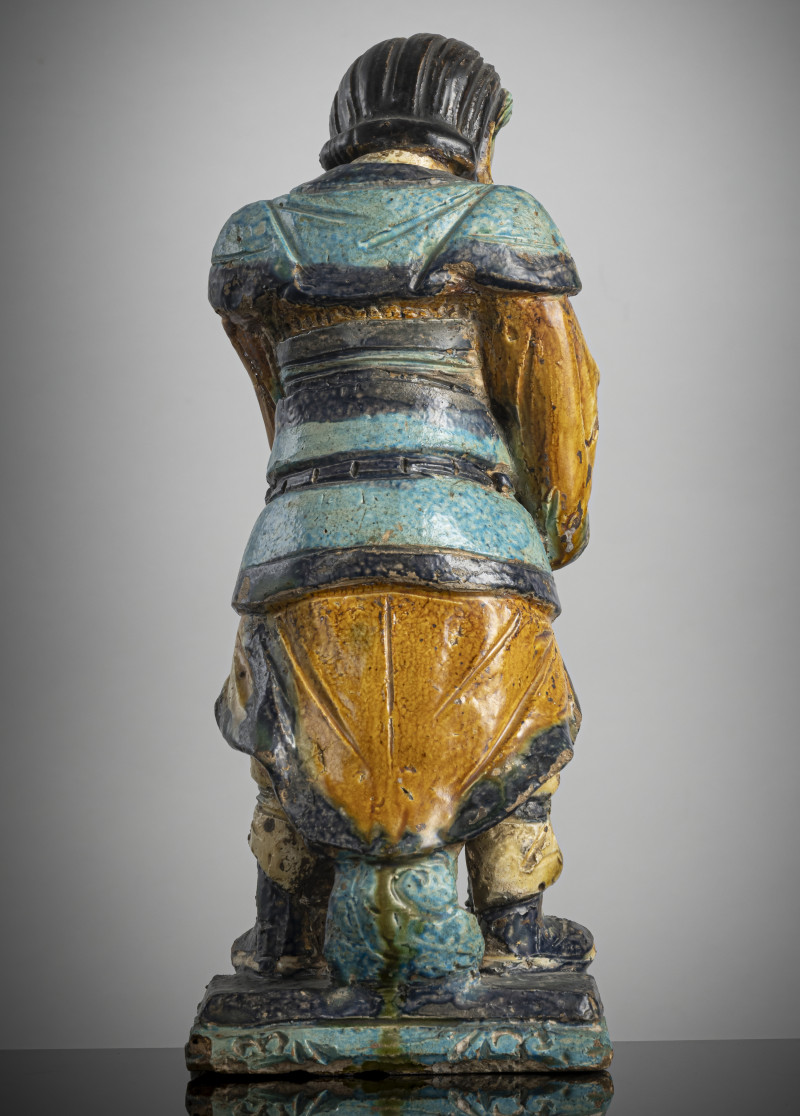A 'fahua' ceramic figure of a lokapala leaning on a club - 图2