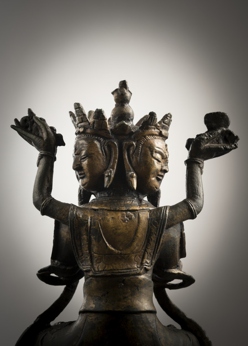 A GILT-LAQUERED BRONZE FIGURE OF GUANYIN - 图5