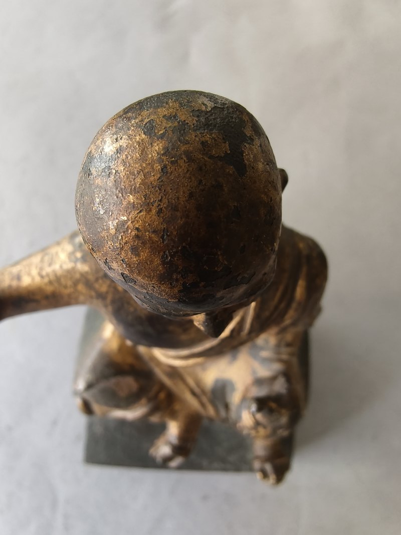 A gilt- and red-lacquered bronze figure of a luohan - 图15