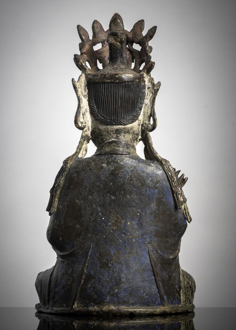 Polychrome painted and partially fire-gilt bronze of the crowned Guanyin - 图2