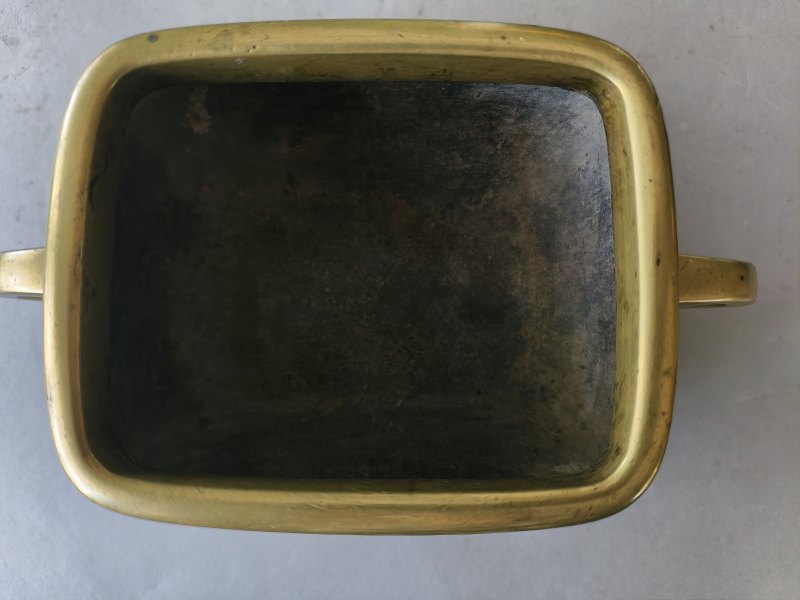 A gold-colored bronze censer on four legs with copper-inlaid Arabic inscription - 图11