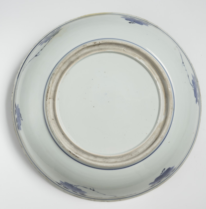 Six large porcelain round plates decorated in underglaze blue - 图9