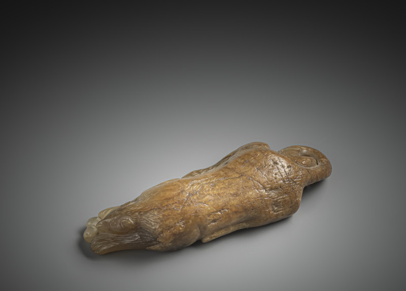 A reclining squirrel with grapes on a wooden stand - 图3