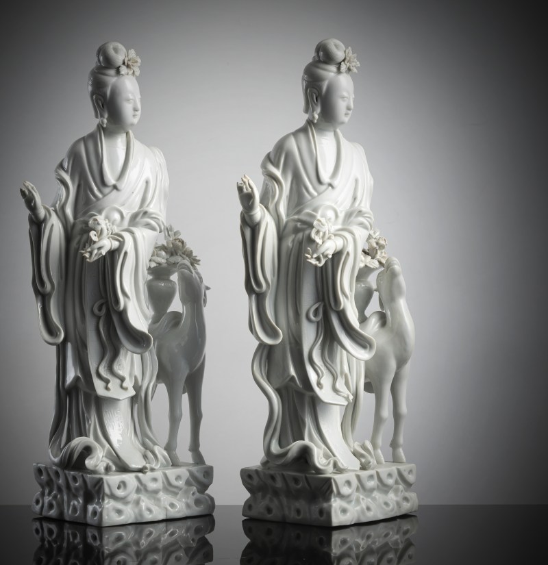 A pair of exquisite Dehua figurines depicting Magu with a deer, standing on a cloud-shaped pedestal with a basket of flowers - 图3