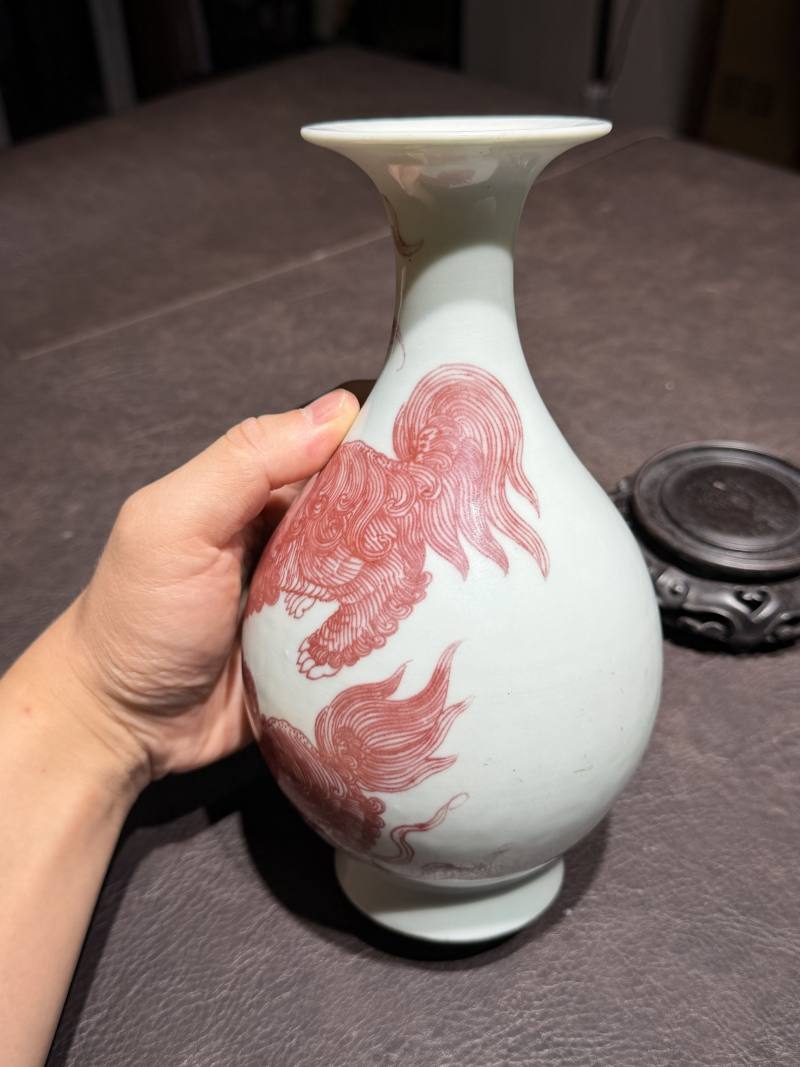 清道光 釉里红太狮少狮玉壶春瓶（配木座、老盒） - 图10