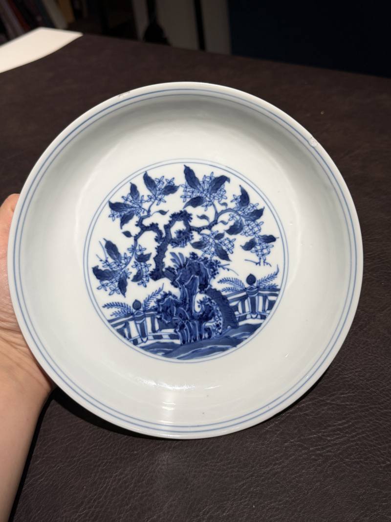 清康熙 仿成窑青花树石栏杆花卉纹盘 - 图5