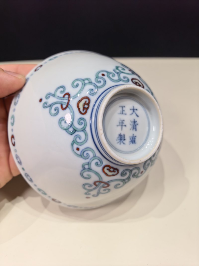 清雍正 斗彩如意贯套纹碗一对 - 图11