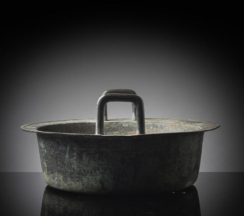 A bronze basin with relief and engraved decoration of fishes around a 'yin yang' symbol - 图3