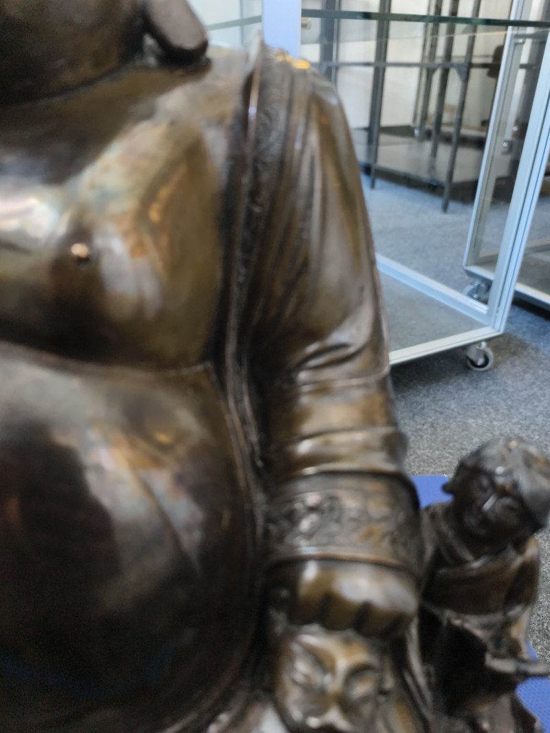 A large cast bronze figure of seated Budai with boys on a lotus pedestal - 图7