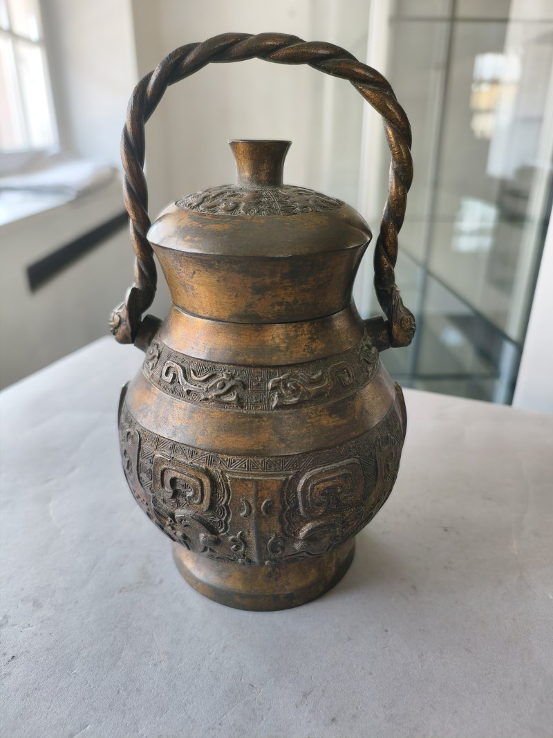A bronze vessel 'hu' in archaic style with partial gilding - 图13