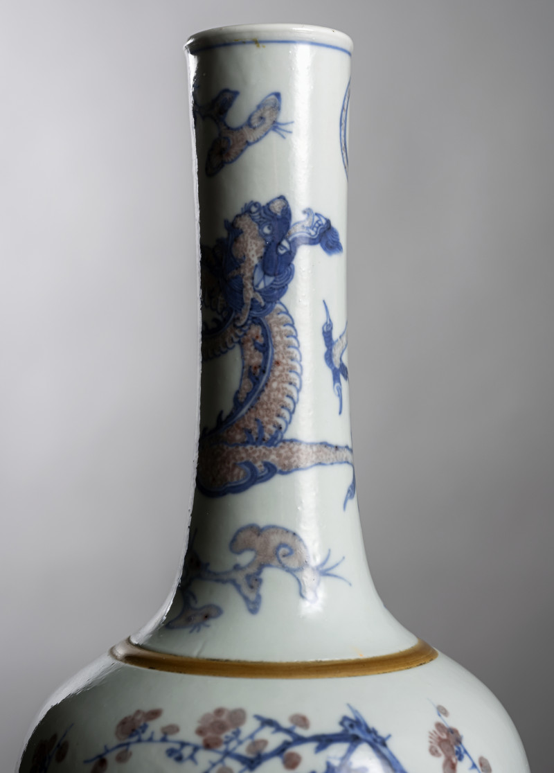 A bottle vase with copper-red and underglaze blue decoration of plum blossom branches, lingzhi and chilong - 图6