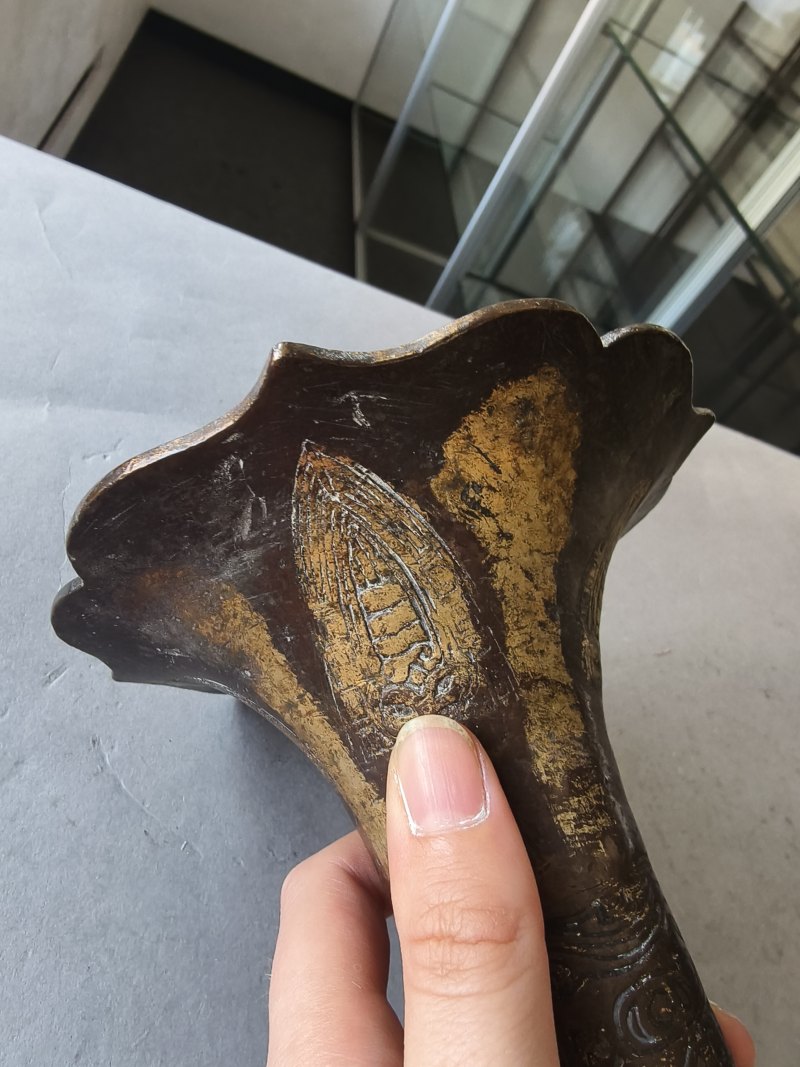 A bronze censer and a part-gilt 'gu'-shaped bronze vase - 图6