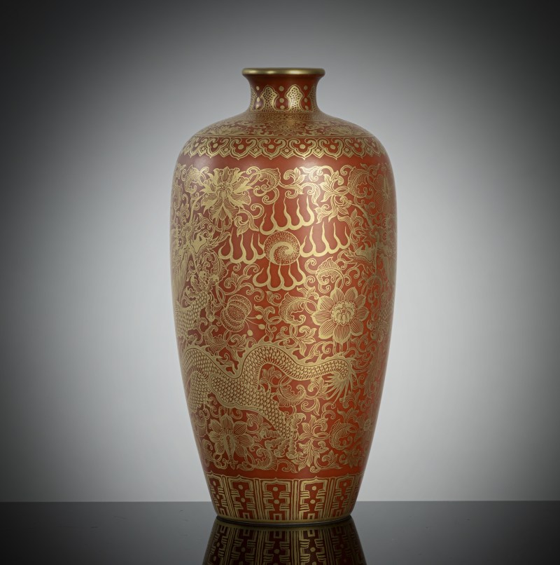 An iron-red porcelain vase with dragon decoration in gold painting - 图2
