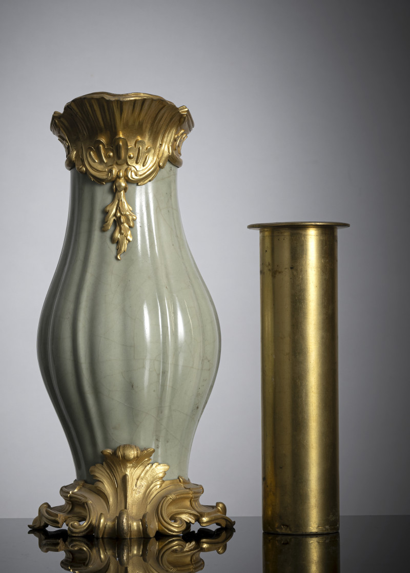 A ribbed porcelain celadon vase in a fine ormolu mount - 图3