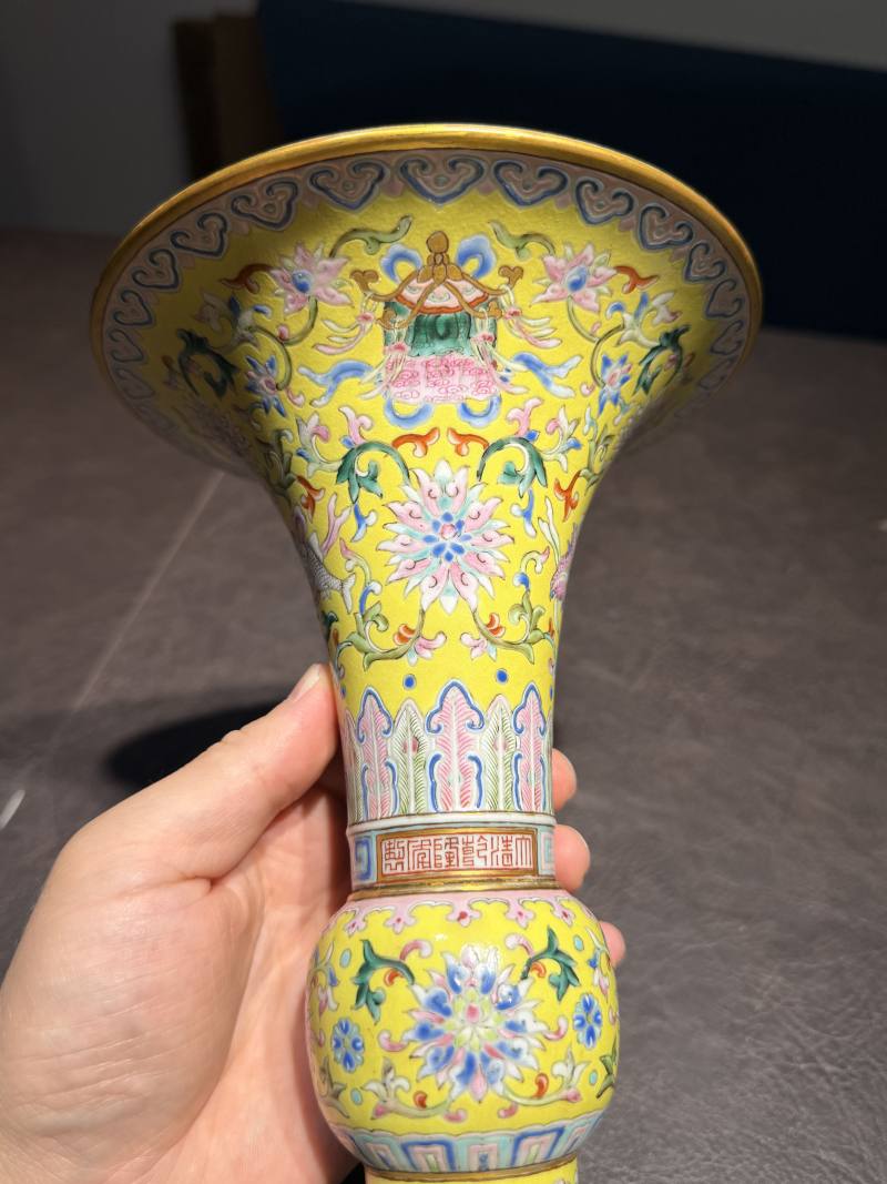 清乾隆 黄地洋彩缠枝莲托八宝纹花觚 - 图13