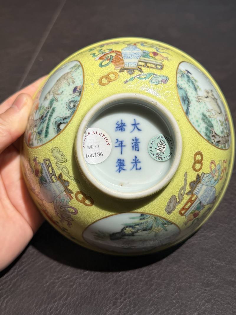 清光绪 内青花外黄地轧道粉彩开光三羊开泰图膳碗 - 图17