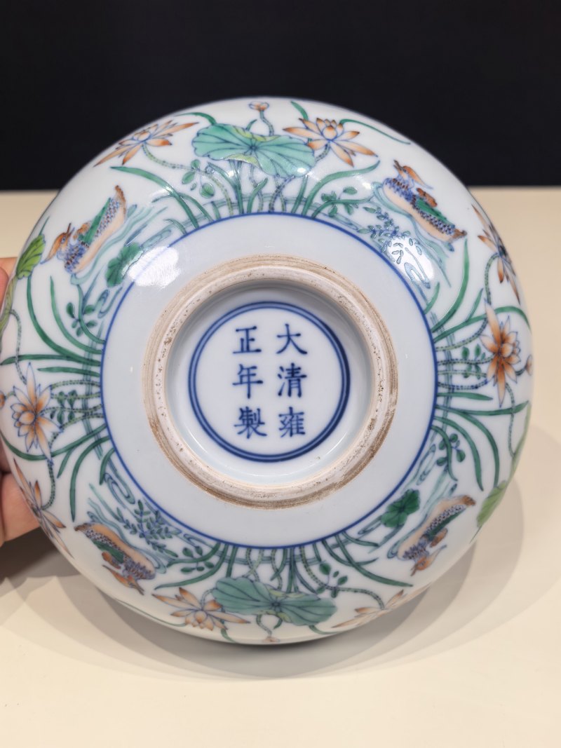 清雍正 斗彩鸳鸯荷塘图卧足盘一对 - 图25