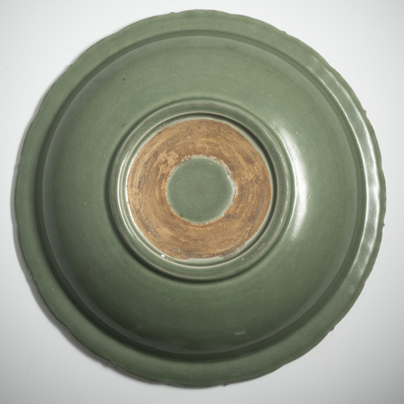A floriform celadon qilin relief charger - 图3