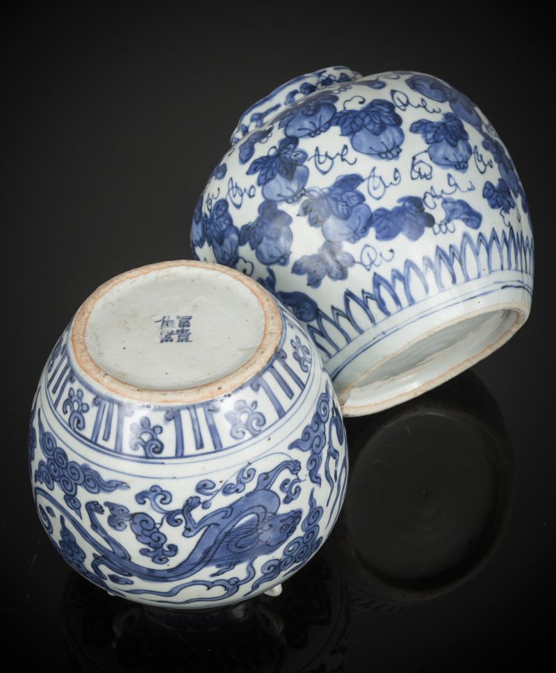 Two jars decorated with dragons or melons in underglaze blue with wooden covers - 图4