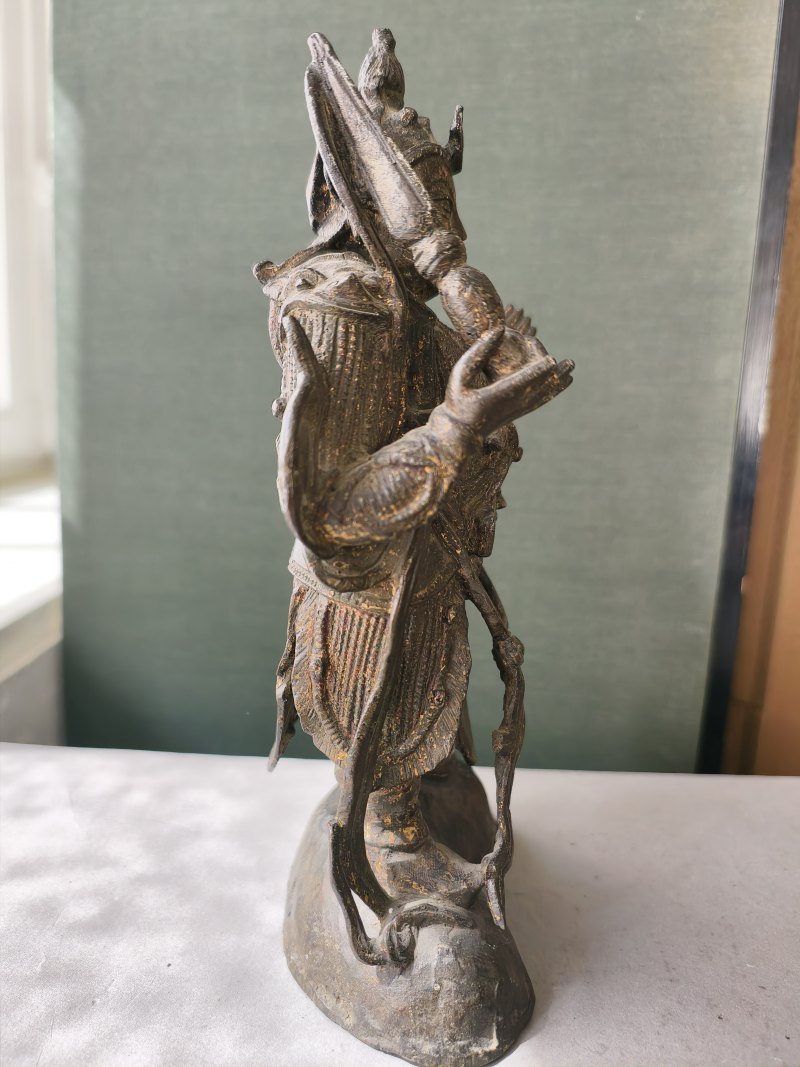 A bronze figure of standing Weituo on a stand dressed in splendid armour with traces of gilding - 图9