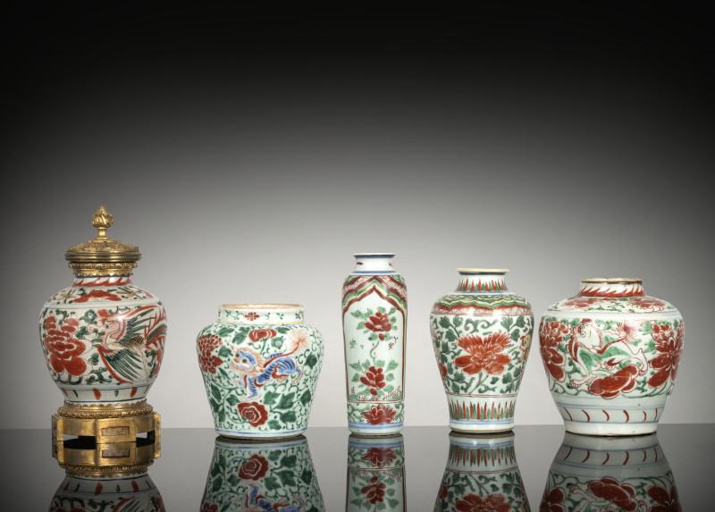 A group of five vases and shoulder pots with 'Wucai' decoration, including flowers, lions and phoenixes, one with a European ormolu mount - 图2
