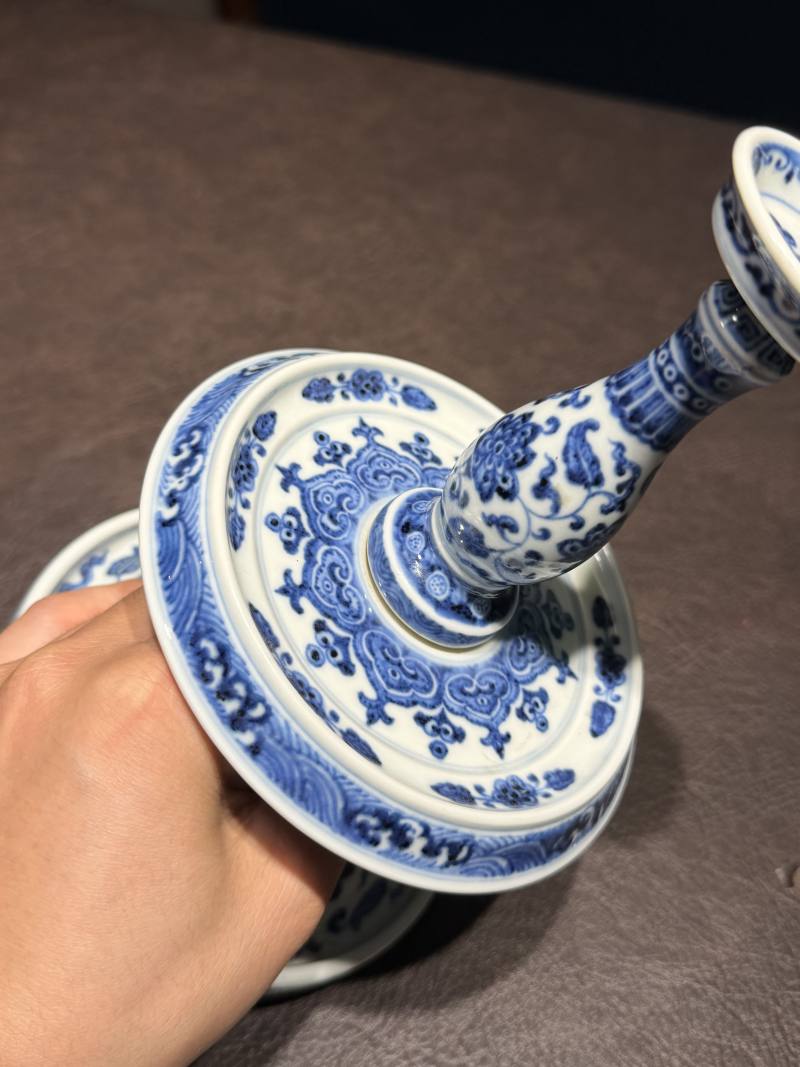 清乾隆 青花缠枝莲纹烛台 - 图12