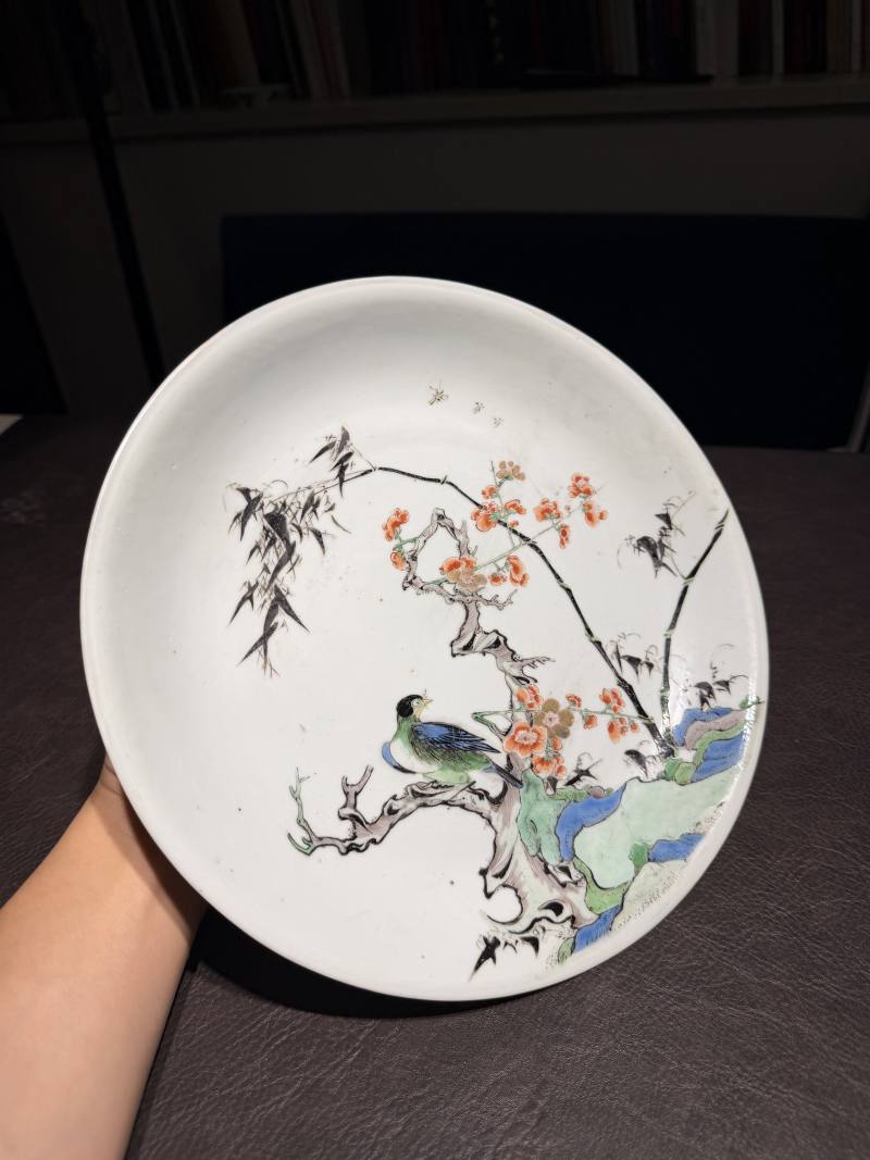 清康熙 五彩洞石梅竹双清图大盘 - 图4