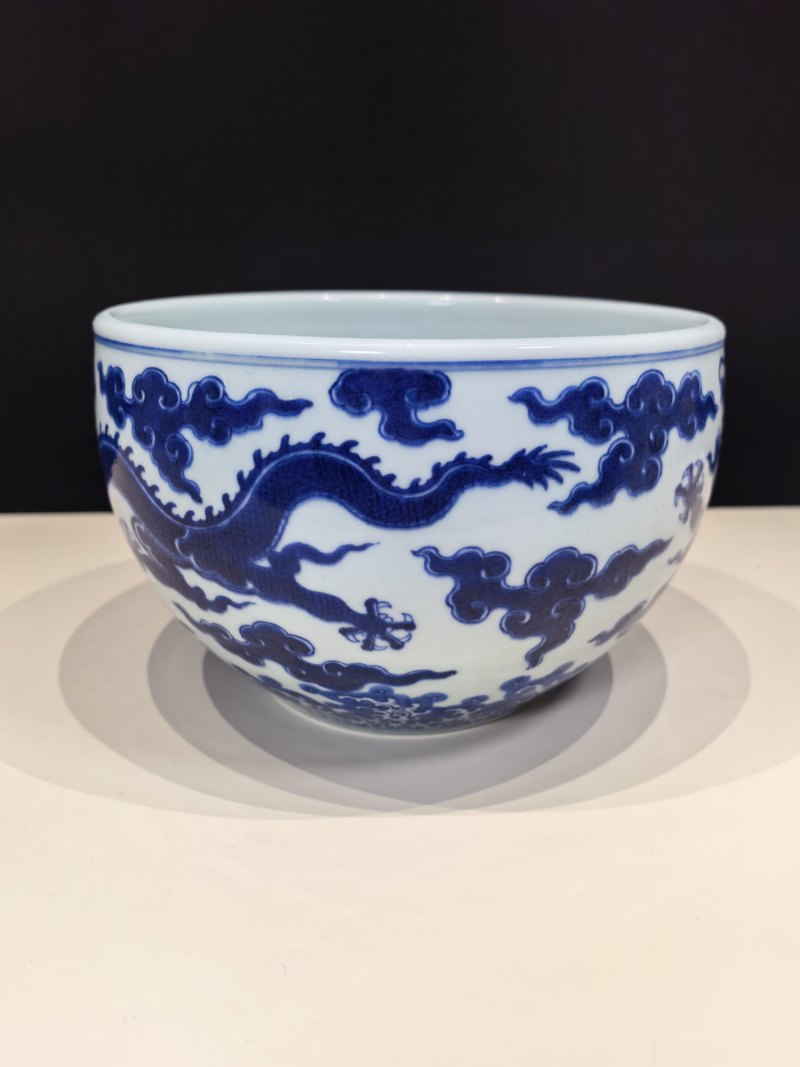 清乾隆 仿嘉窑青花云龙纹卷缸 - 图5