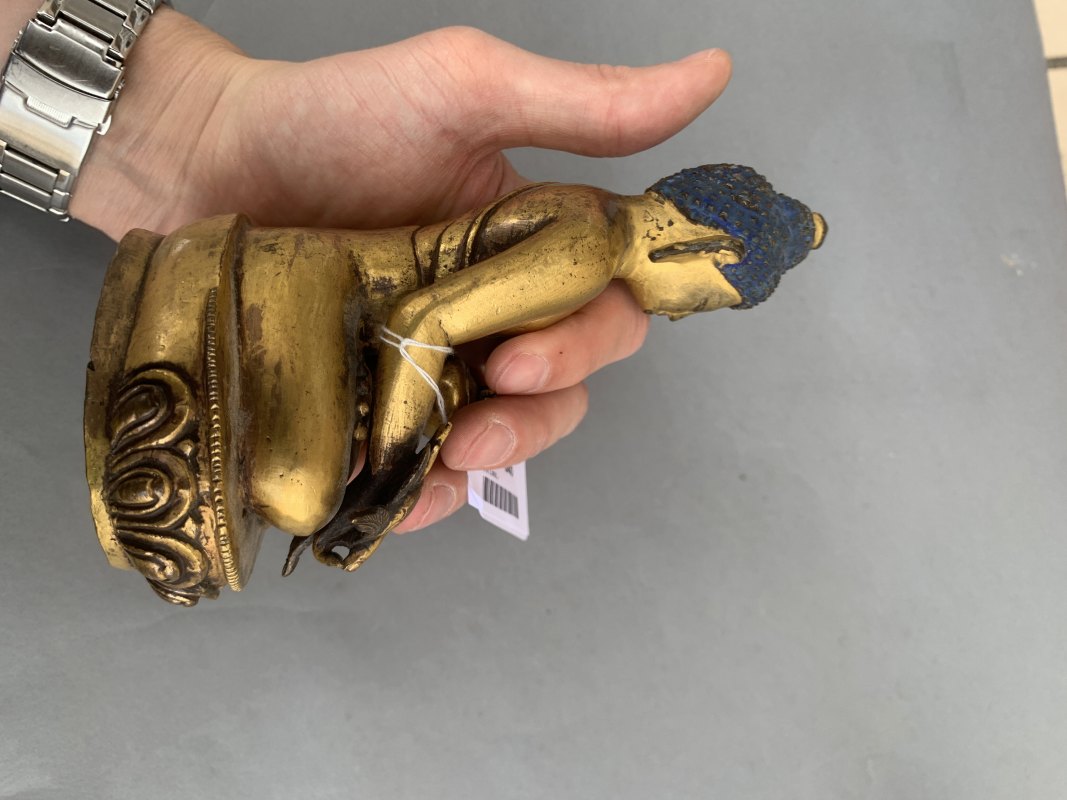 A GILT-COPPER FIGURE OF BHAISAJYAGURU - 图9