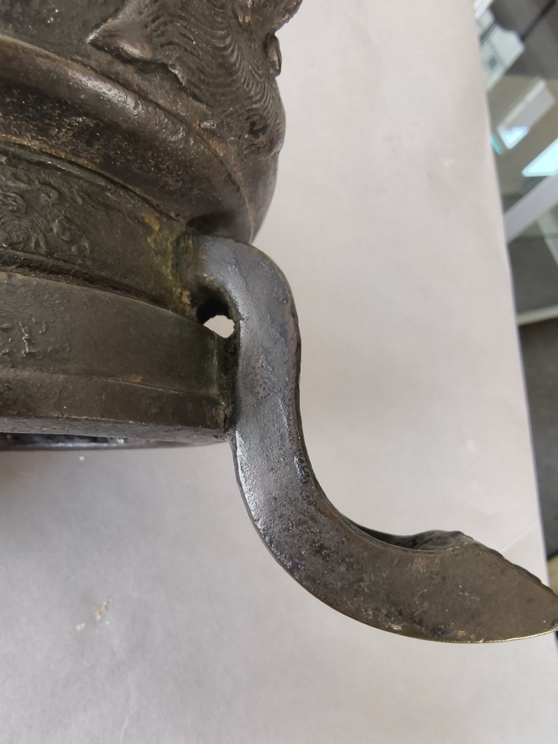 Two bronze incense burners, one on three legs, the second in the shape of a 'fang ding' - 图8