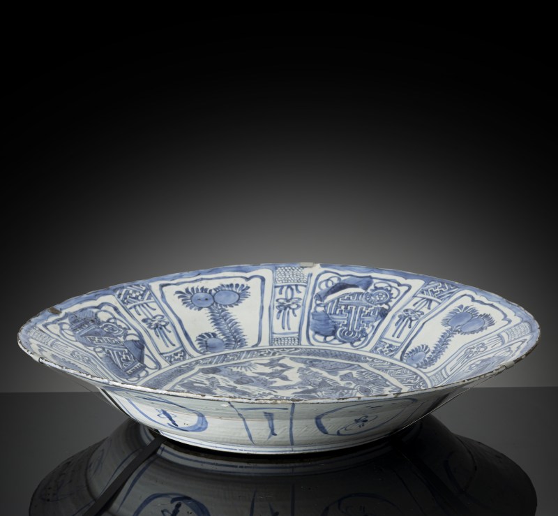 A large porcelain 'Kraak' charger decorated in underglaze blue with ducks and flowers - 图2