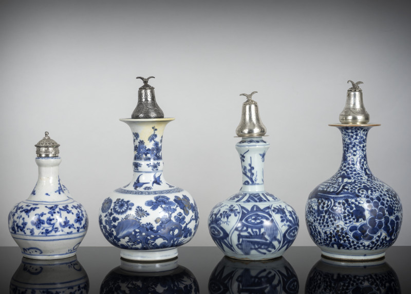 Four porcelain kendi decorated in underglaze blue, all with silver/metal lids - 图3
