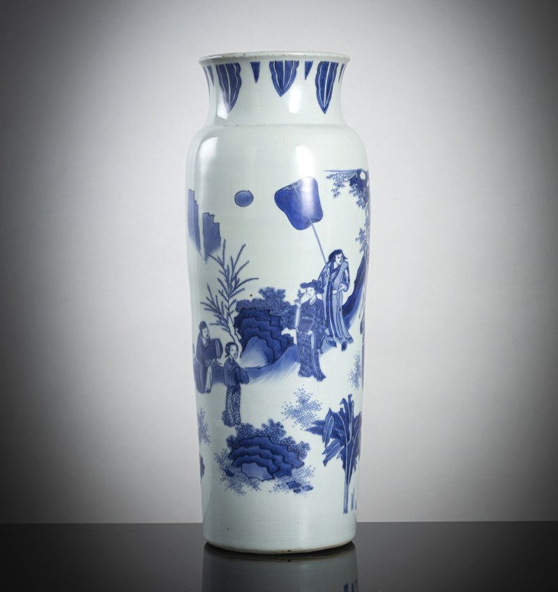 A good Transitional porcelain sleeve vase with underglaze blue decoration of a novel scene - 图2