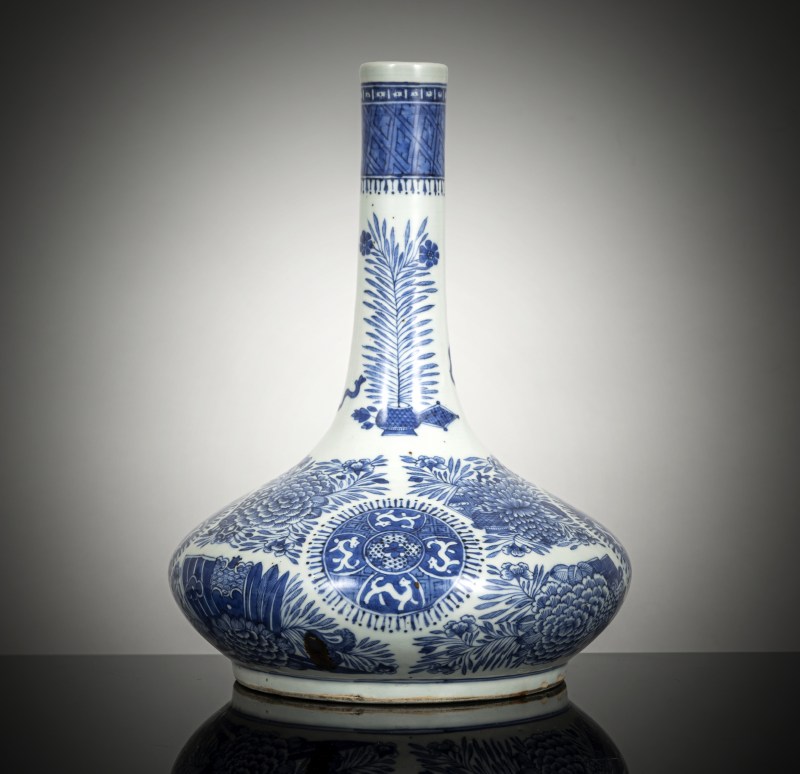 A finely decorated blue and white 'Fitzhugh' porcelain bottle vase