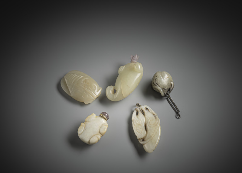 Group of three jade carvings and snuffbottles, some in the shape of toads - 图2