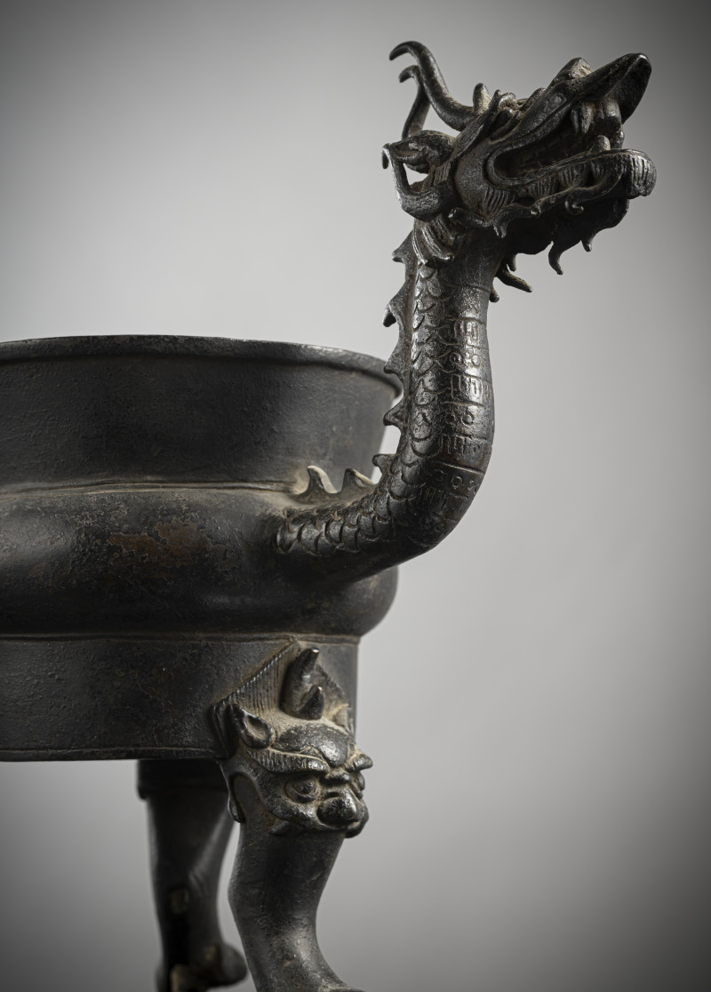 Ann unusual bronze censer on three feet with dragon handles - 图4