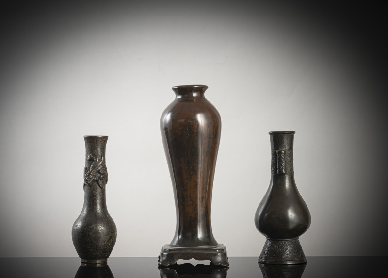 A group of three bronze vases - 图4