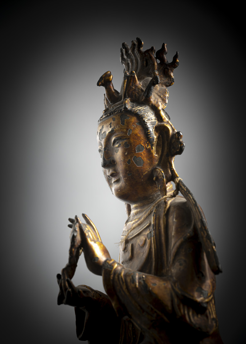 Bronze of Bixia with lacquer gilding depicted seated in a European posture - 图2